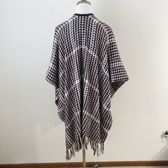 Vince Camuto Tan/Black Knit Sweater/Poncho One Size Patterned Fringe Detail EUC - Picture 6 of 8
